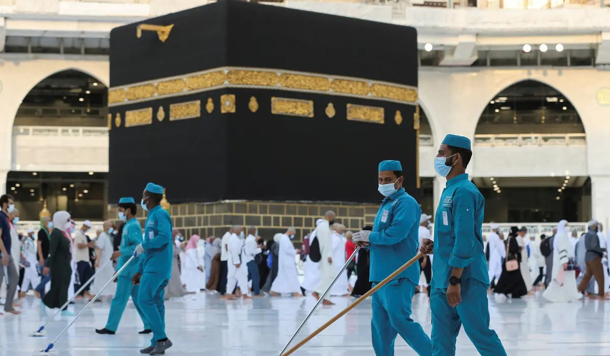 Saudi Arabia: 4,000 workers tasked with washing Grand Mosque 10 times a day during Hajj